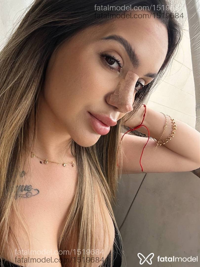 Acompanhante mulher loira (o) de olhos castanhos - Gaby