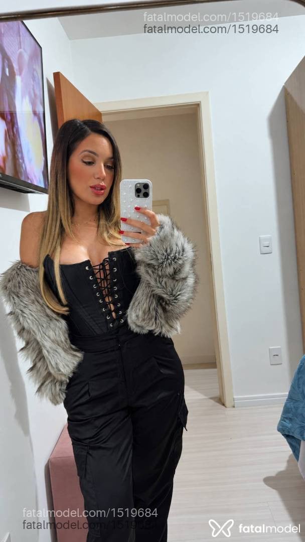 Acompanhante mulher loira (o) de olhos castanhos - Gaby