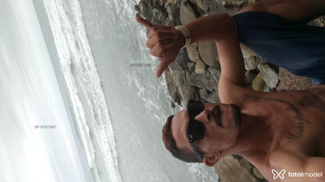 Acompanhante homem morena (o) de olhos castanhos em Balneário Camboriú - Rogério