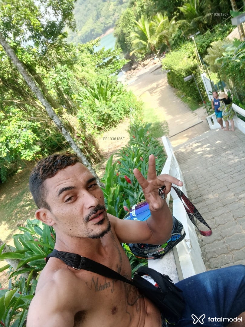 Acompanhante homem morena (o) de olhos castanhos em Balneário Camboriú - Rogério