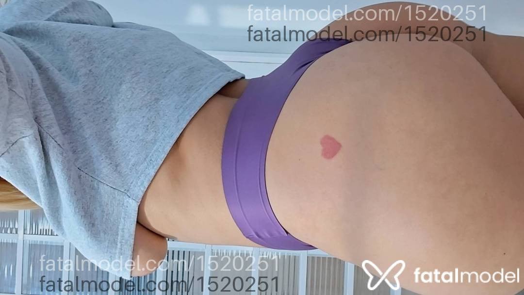 Acompanhante mulher com cabelo colorido de olhos castanhos em Araxá - Karine Braga