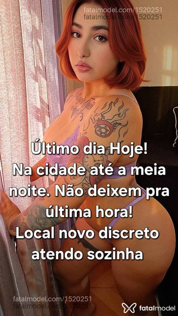 Acompanhante mulher com cabelo colorido de olhos castanhos - Karine Suggarbaby
