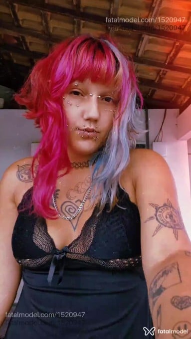 Acompanhante mulher com cabelo colorido de olhos castanhos em Virtual - Akira Chan