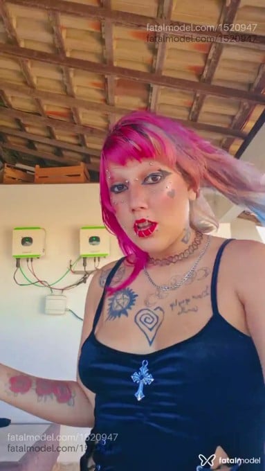 Acompanhante mulher com cabelo colorido de olhos castanhos em Virtual - Akira Chan