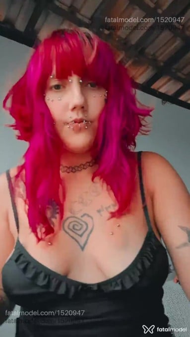 Acompanhante mulher com cabelo colorido de olhos castanhos em Virtual - Akira Chan