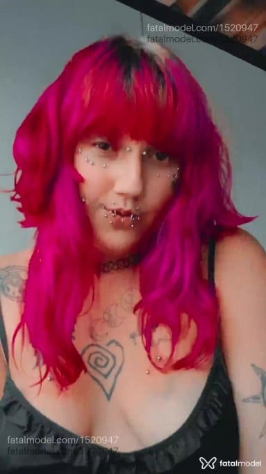 Acompanhante mulher com cabelo colorido de olhos castanhos em Virtual - Akira Chan
