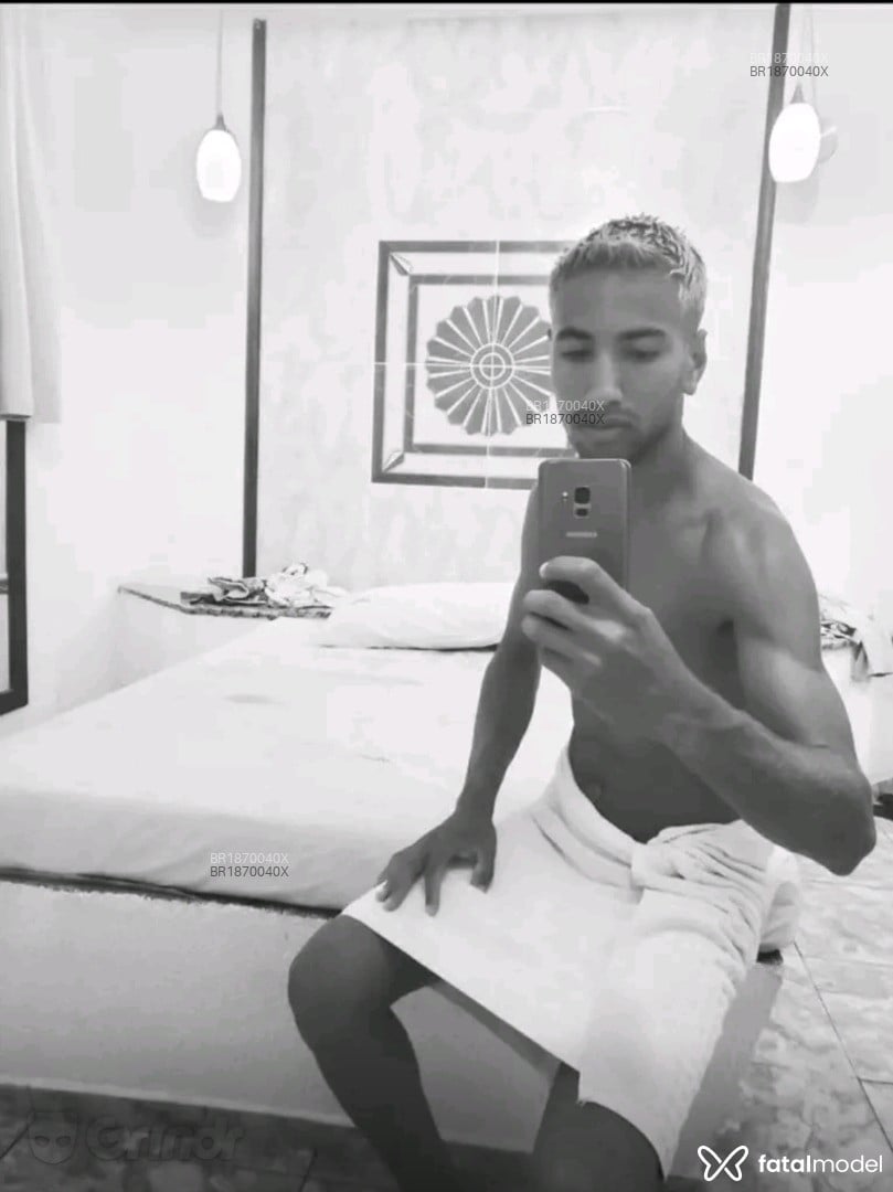 Acompanhante homem com cabelo castanho de olhos mel em Virtual - Martins