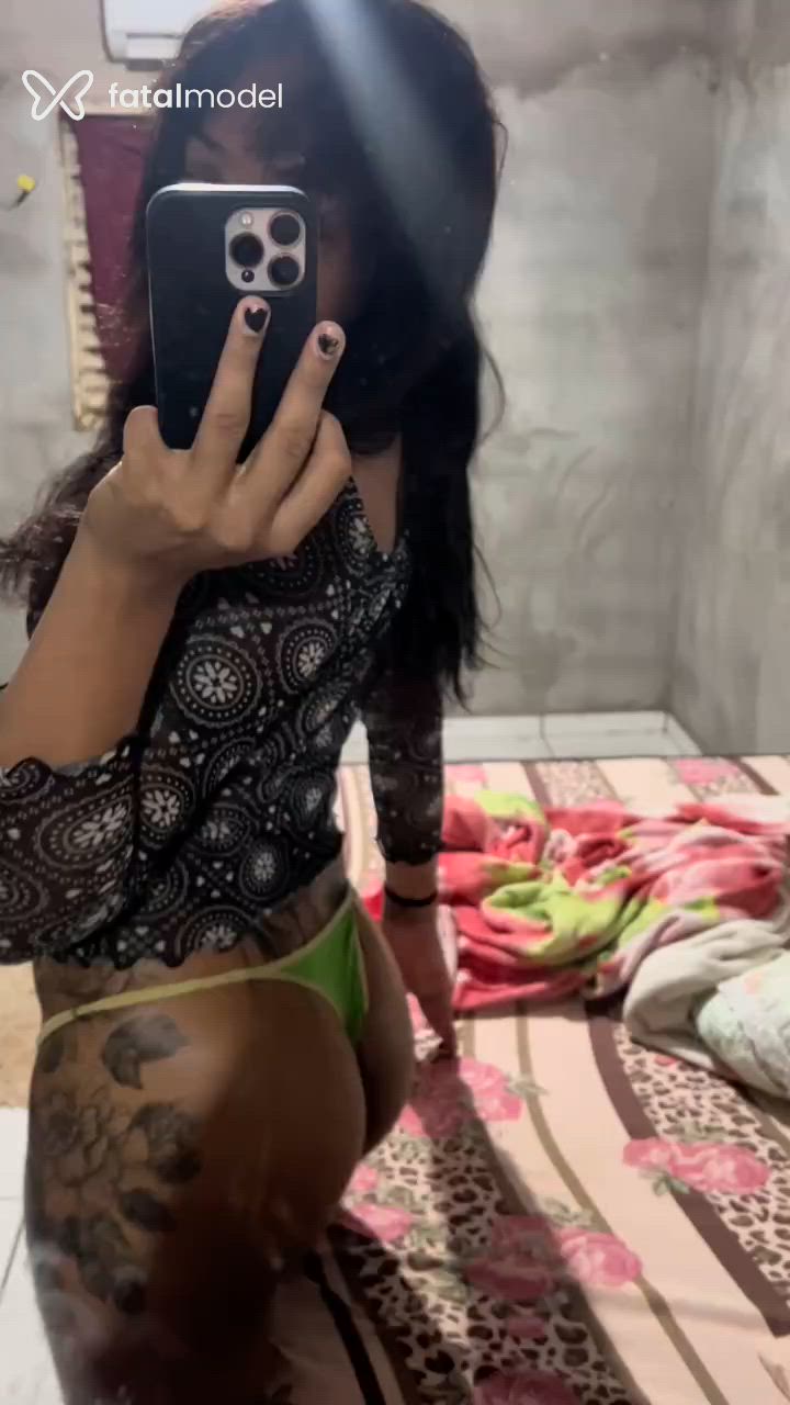 Acompanhante não-binário ruiva (o) de olhos castanhos - Gabriela Santos