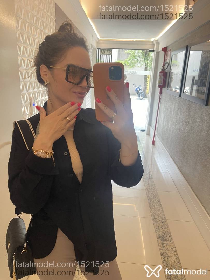 Acompanhante mulher com cabelo castanho de olhos castanhos - Vick