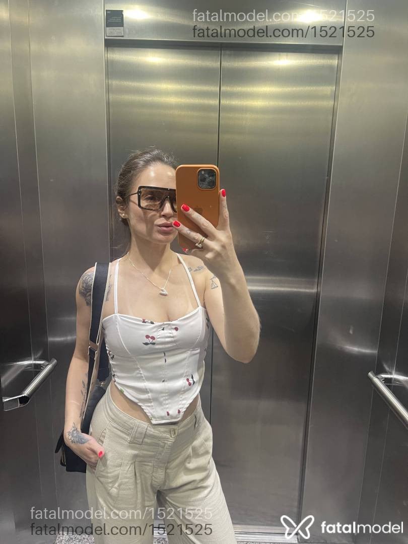 Acompanhante mulher com cabelo castanho de olhos castanhos - Vick