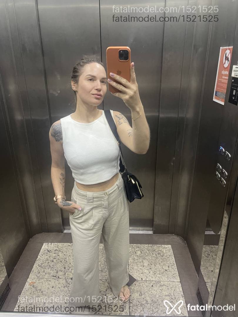 Acompanhante mulher com cabelo castanho de olhos castanhos - Vick