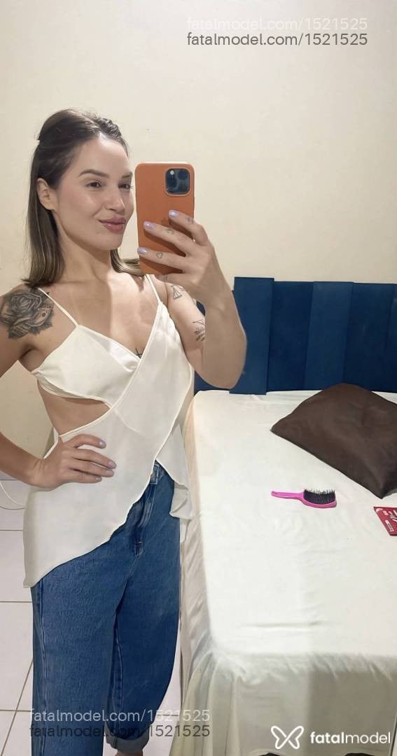 Acompanhante mulher com cabelo castanho de olhos castanhos - Vick