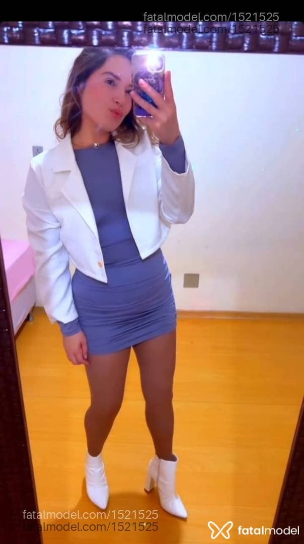 Acompanhante mulher loira (o) de olhos castanhos - Vick