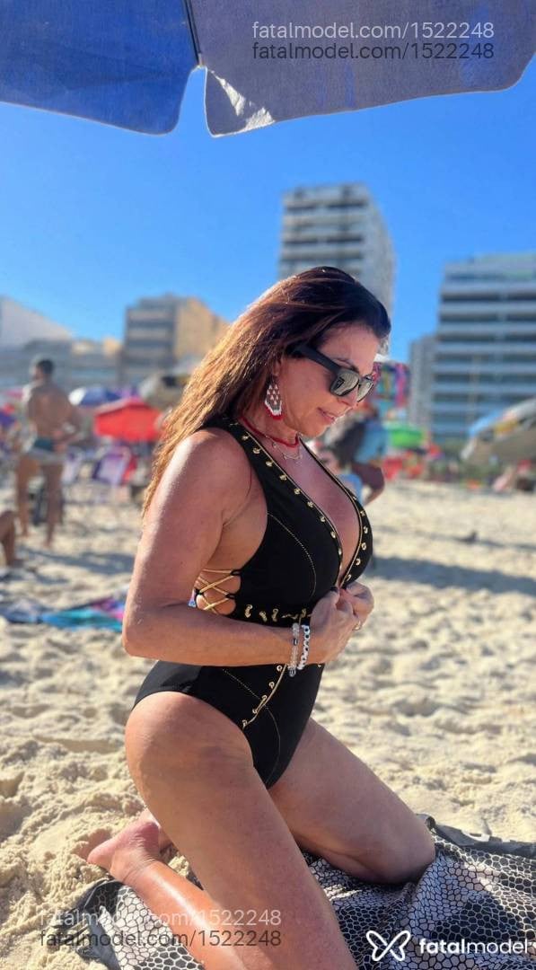 Acompanhante travesti com cabelo castanho de olhos castanhos - Fernanda Amaral