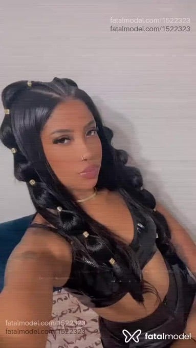 Acompanhante mulher com cabelo castanho de olhos castanhos em Santa Cruz do Sul - Raaai