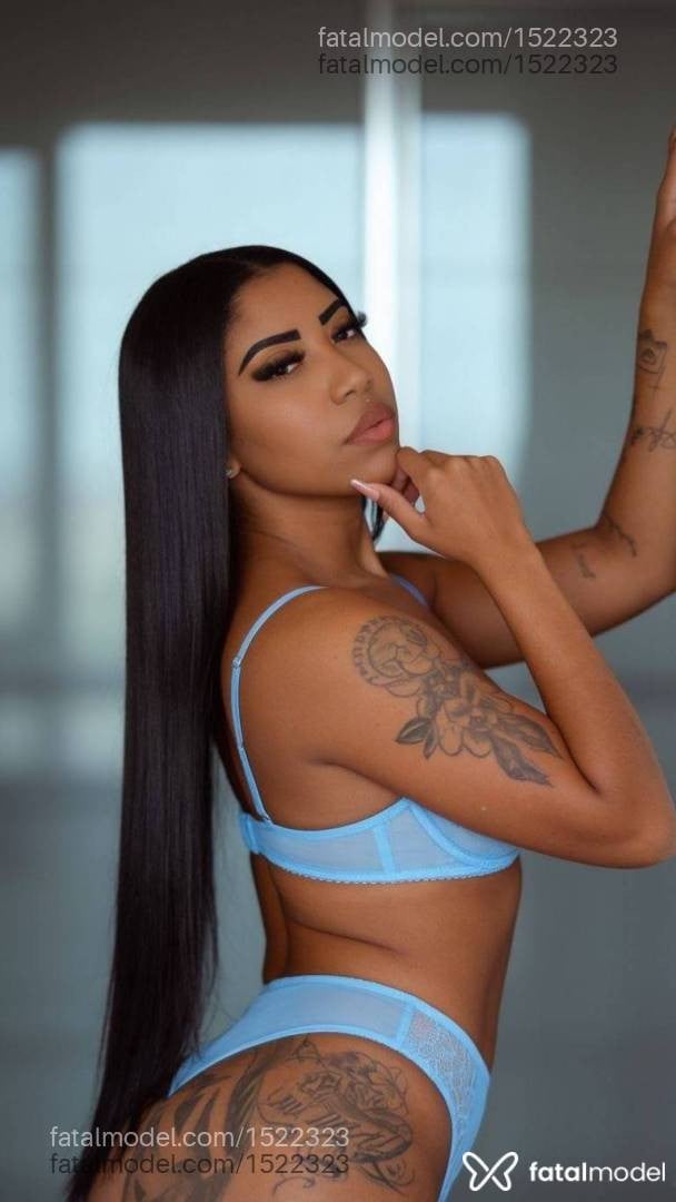Acompanhante mulher com cabelo castanho de olhos castanhos em Criciúma - Raaai