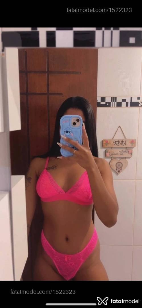 Acompanhante mulher com cabelo castanho de olhos castanhos em Araranguá - Raaai