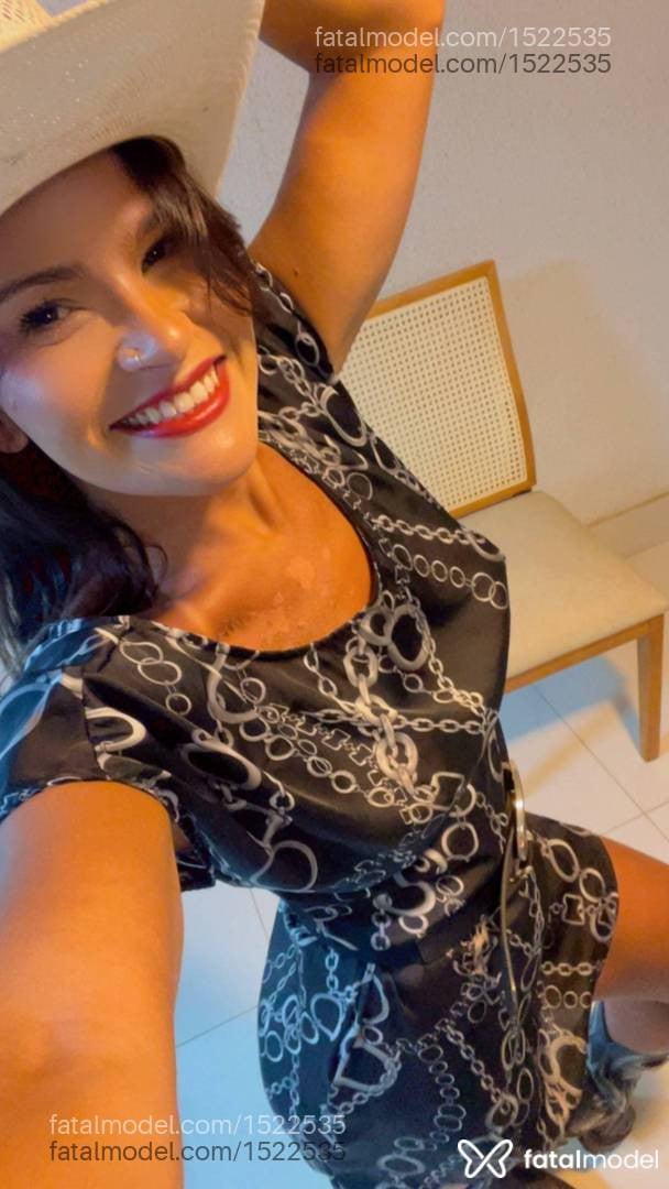 Acompanhante mulher com cabelo colorido de olhos castanhos - Sophie Schiavom
