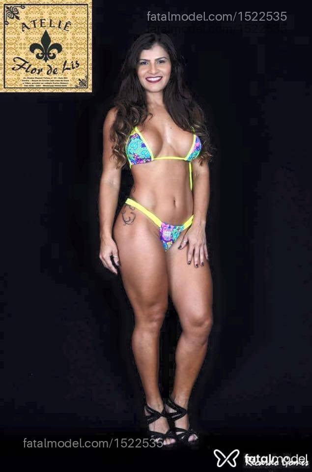 Acompanhante mulher com cabelo colorido de olhos castanhos - Sophie Schiavom