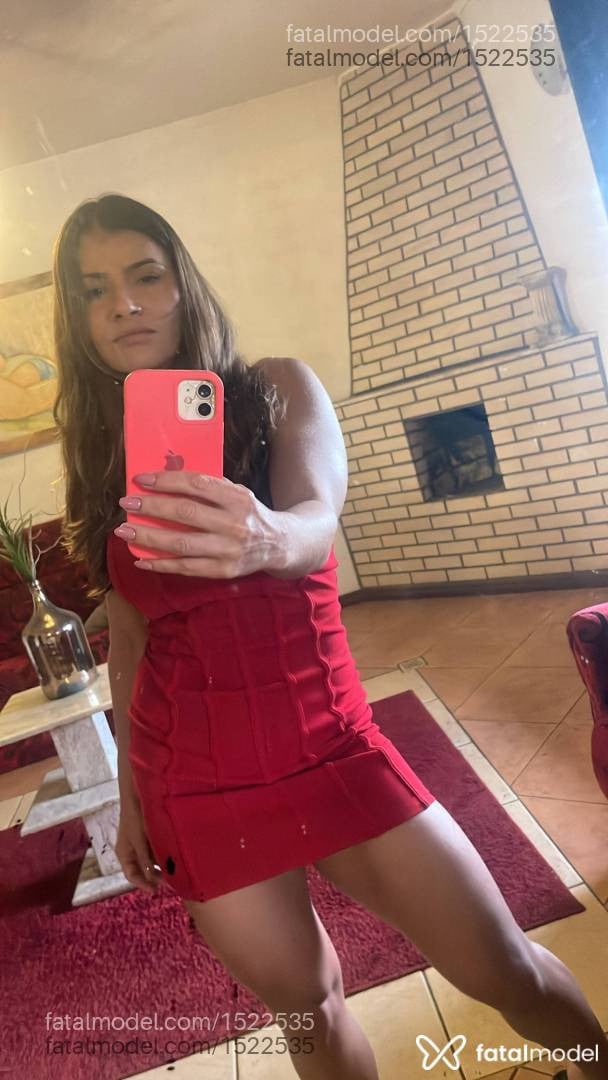 Acompanhante mulher com cabelo colorido de olhos castanhos - Sophie Schiavom