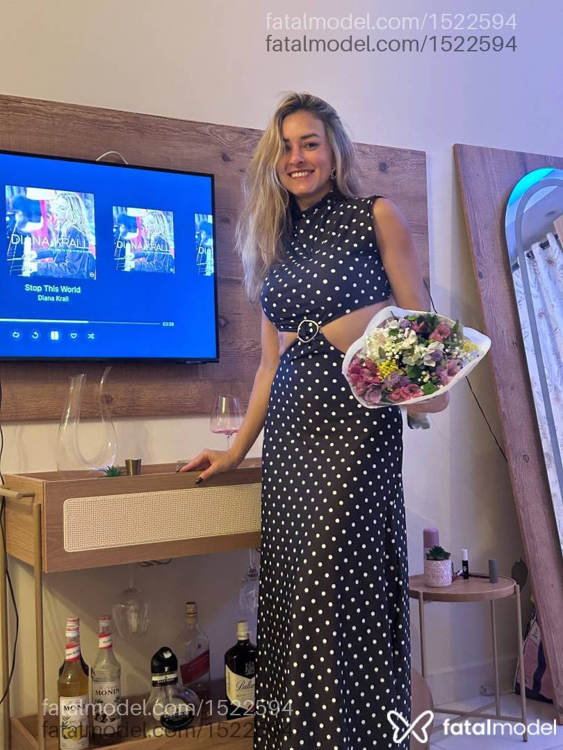 Acompanhante mulher loira (o) de olhos castanhos - Lana Flowers