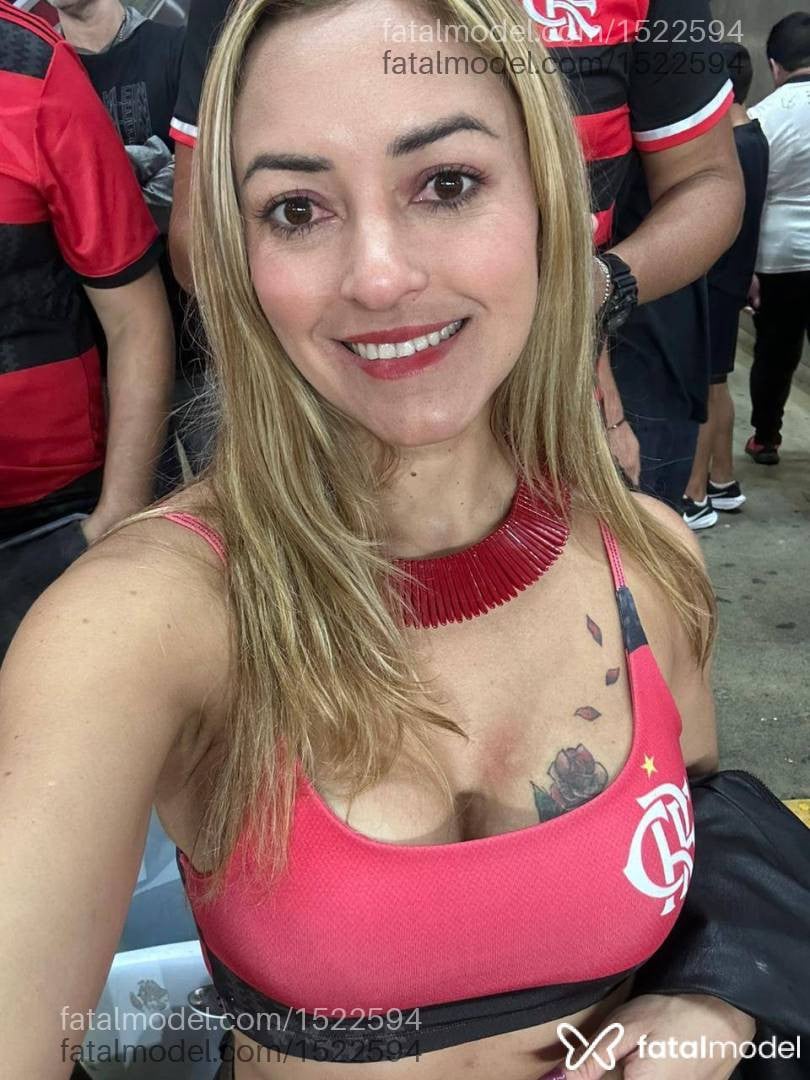 Acompanhante mulher loira (o) de olhos castanhos - Lana Flowers