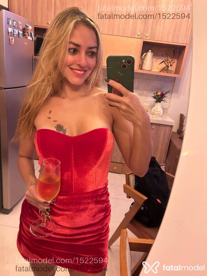 Acompanhante mulher loira (o) de olhos castanhos - Lana Flowers