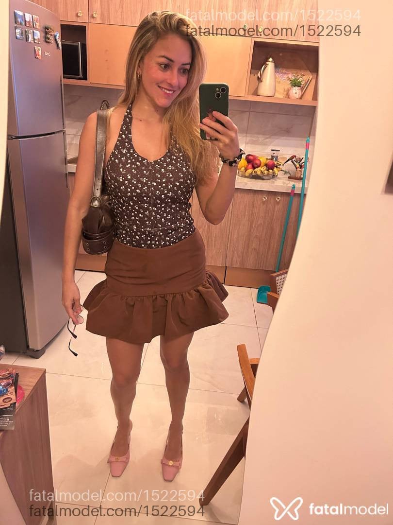 Acompanhante mulher loira (o) de olhos castanhos - Lana Flowers