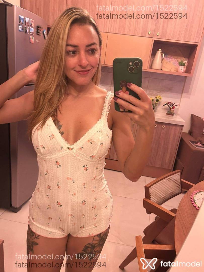 Acompanhante mulher loira (o) de olhos castanhos - Lana Flowers