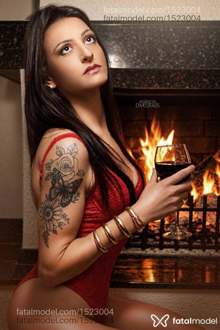 Acompanhante mulher morena (o) de olhos castanhos - Bruna