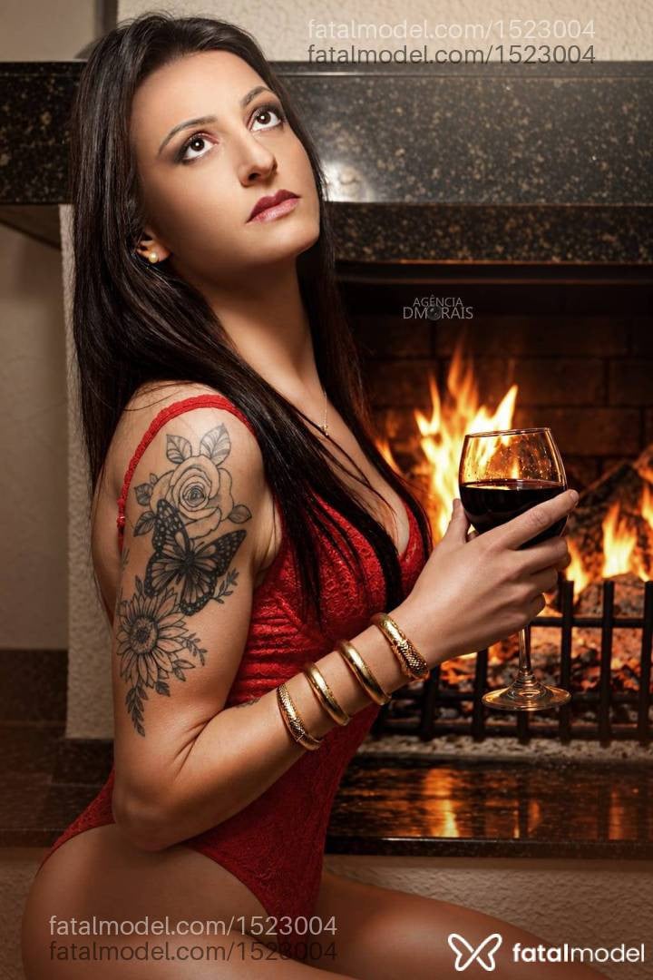 Acompanhante mulher morena (o) de olhos castanhos - Bruna