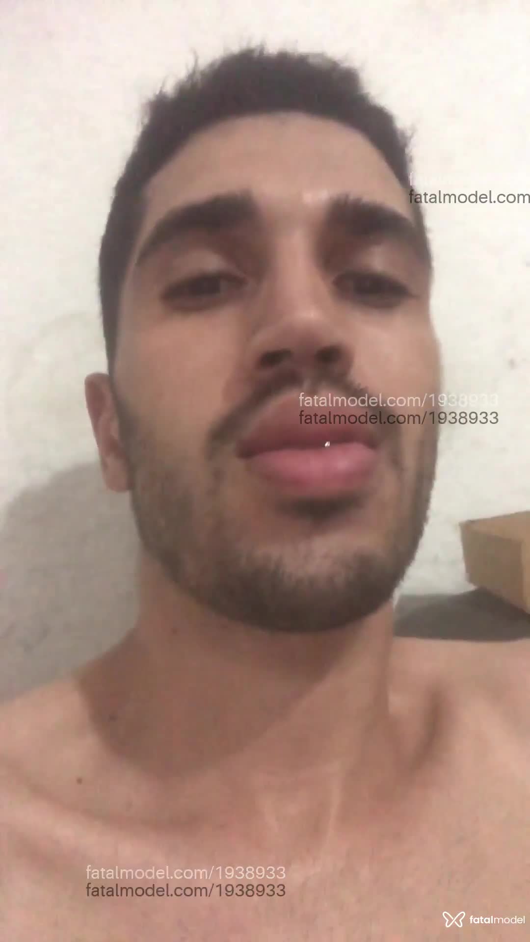 Acompanhante homem com cabelo castanho de olhos castanhos em Virtual Acompanhante homem com cabelo castanho de olhos castanhos em Virtual - Tinho