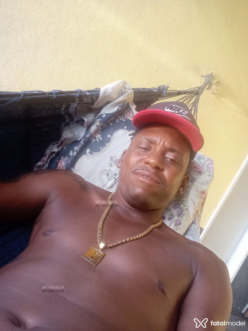 Acompanhante homem morena (o) de olhos castanhos em Rio das Ostras - Ai preto