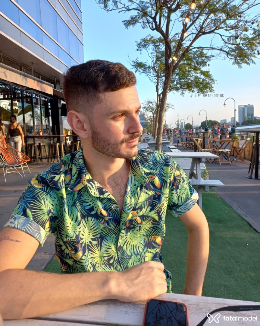Acompanhante homem com cabelo castanho de olhos castanhos em Campinas - Caio Augusto