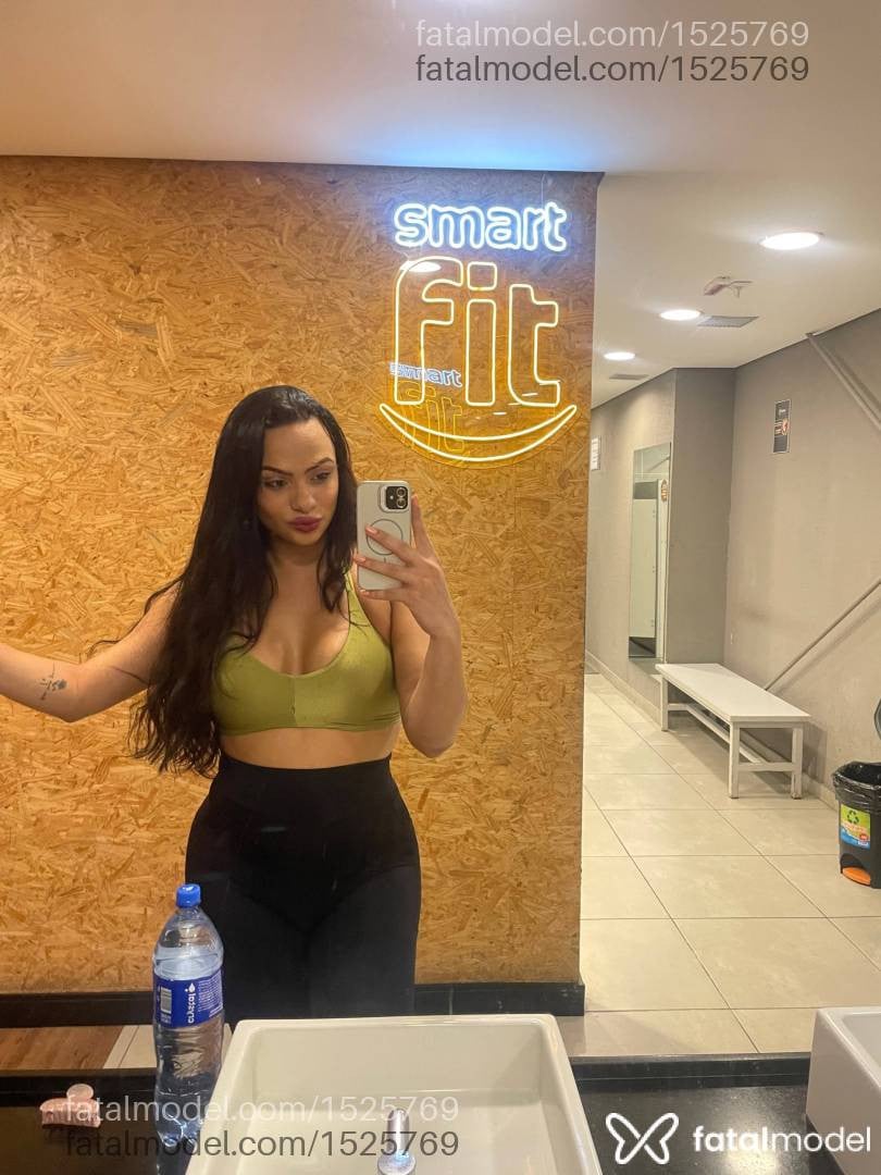 Acompanhante mulher trans com cabelo castanho de olhos castanhos - LANA LUZ
