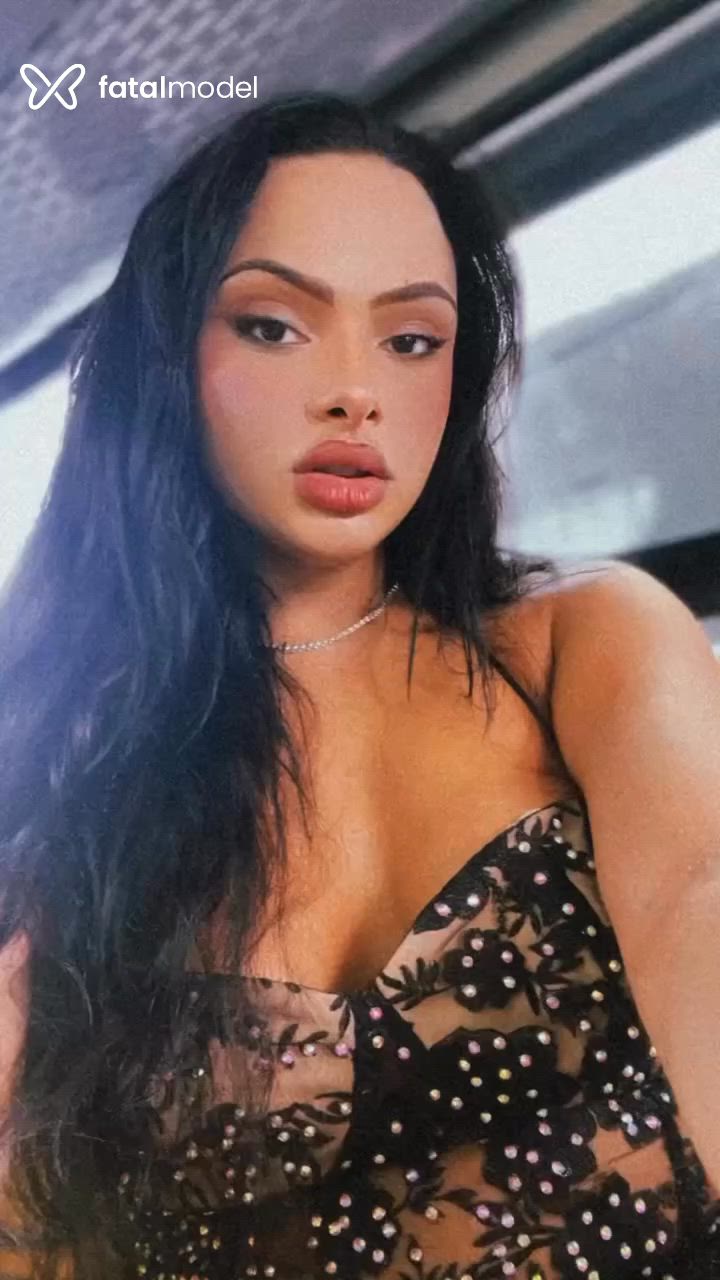 Acompanhante mulher trans com cabelo castanho de olhos castanhos - LANA LUZ Acompanhante mulher trans com cabelo castanho de olhos castanhos - LANA LUZ