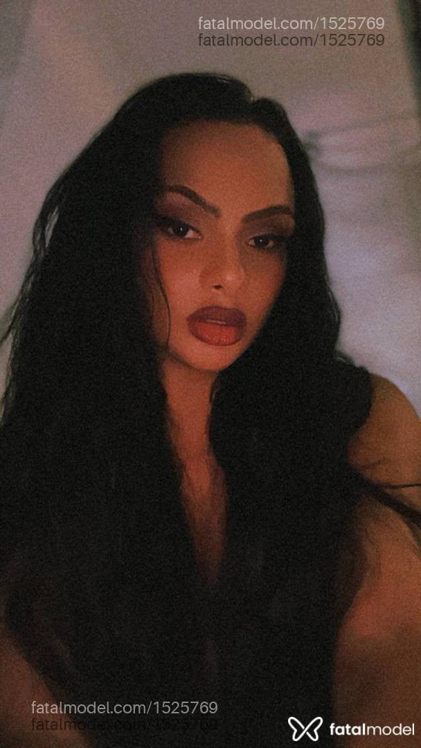 Acompanhante mulher trans com cabelo castanho de olhos castanhos - LANA LUZ
