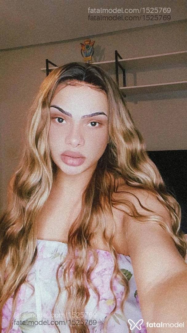 Acompanhante mulher trans com cabelo castanho de olhos castanhos - LANA LUZ