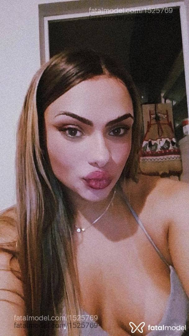 Acompanhante mulher trans com cabelo castanho de olhos castanhos - LANA LUZ