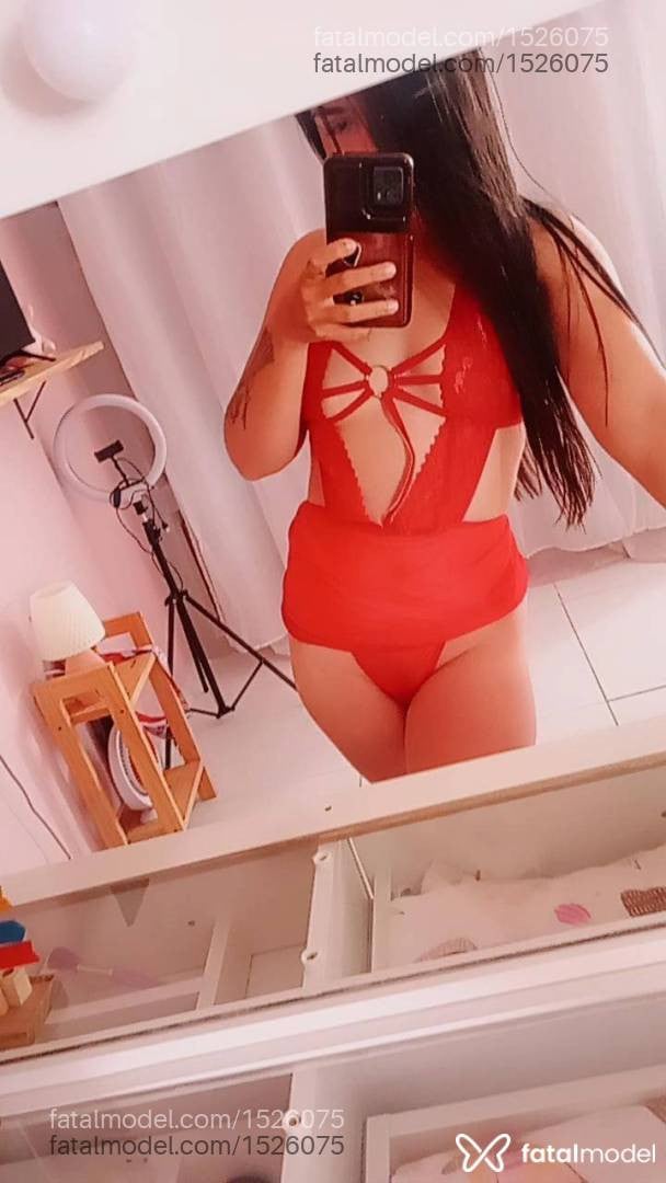 Acompanhante mulher com cabelo castanho de olhos mel - Esmeralda Amorin