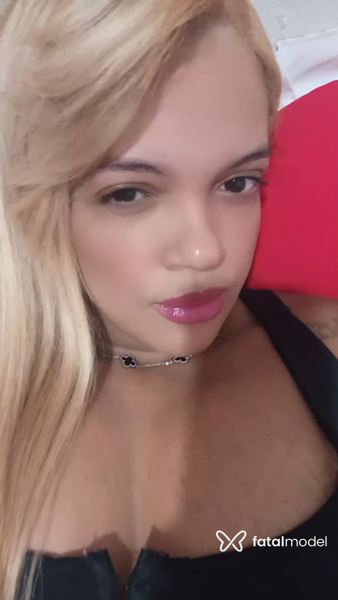 Acompanhante mulher loira (o) de olhos castanhos - Enila Acompanhante mulher loira (o) de olhos castanhos - Enila