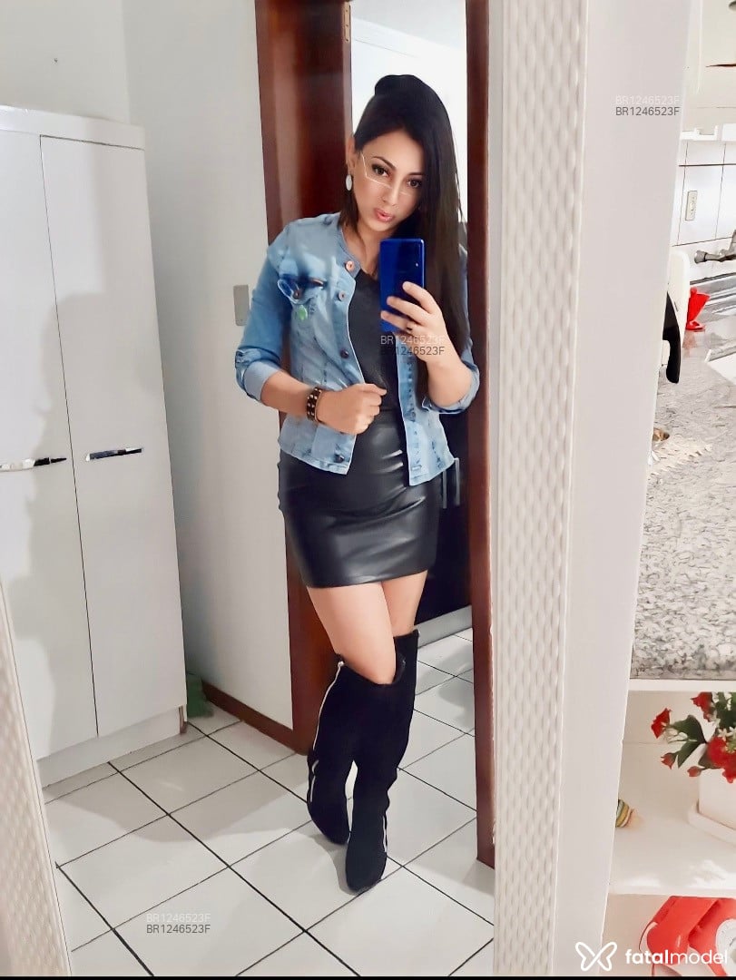 Acompanhante travesti com cabelo castanho de olhos castanhos em Balneário Camboriú - Giovanna Kairós