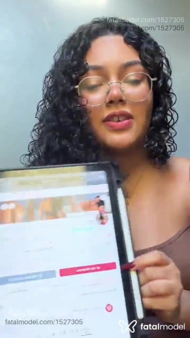 Acompanhante mulher morena (o) de olhos castanhos em Virtual Acompanhante mulher morena (o) de olhos castanhos em Virtual - Meloxx
