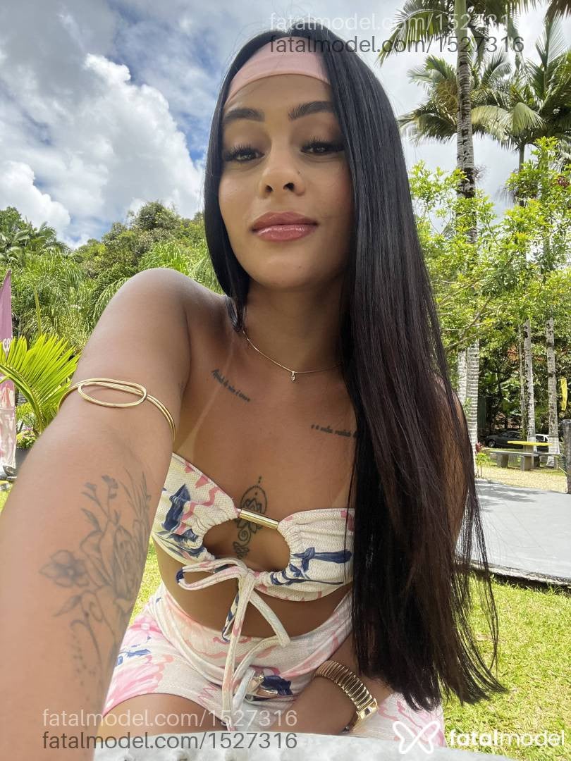 Acompanhante mulher morena (o) de olhos castanhos em Balneário Camboriú - Elaine Crys
