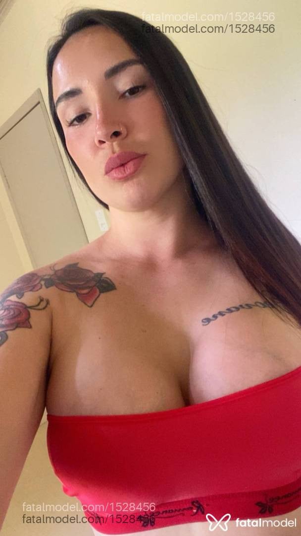 Acompanhante mulher com cabelo castanho de olhos castanhos - EMILLY