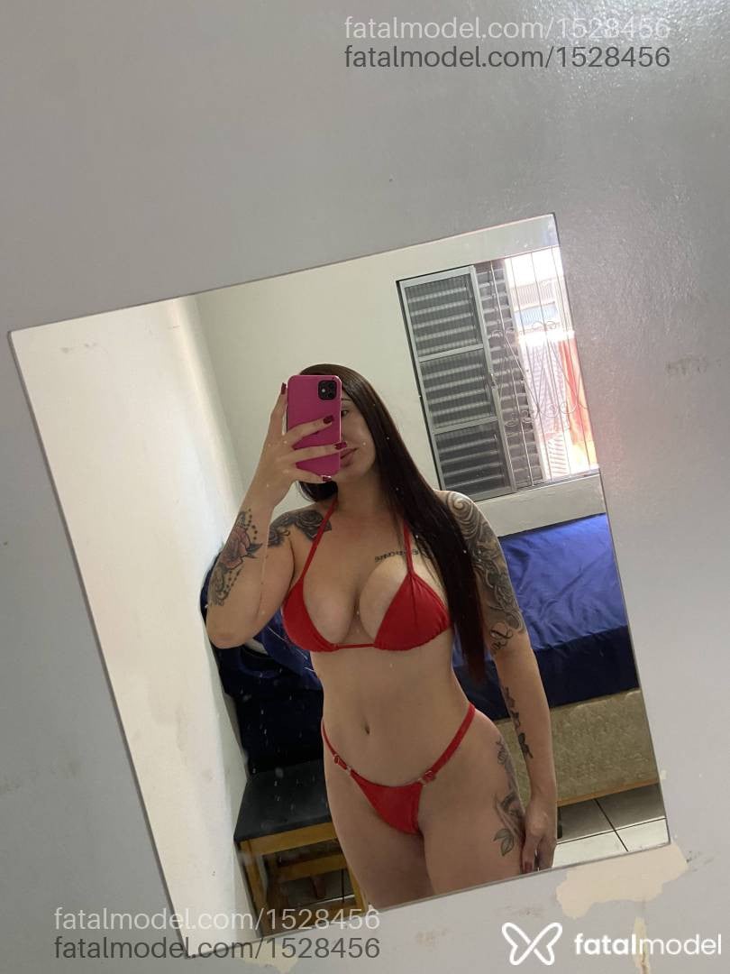 Acompanhante mulher com cabelo castanho de olhos castanhos - EMILLY