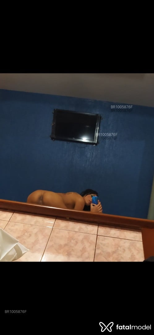 Acompanhante trans morena (o) de olhos castanhos - Yzabelly Mendonça