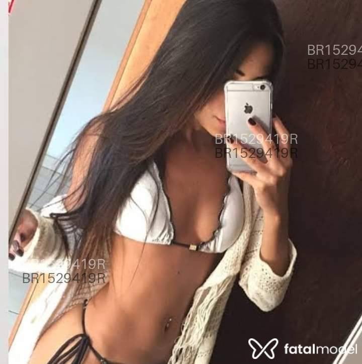 Acompanhante mulher com cabelo castanho de olhos castanhos em Porto Belo Acompanhante mulher com cabelo castanho de olhos castanhos em Porto Belo - Pâmela