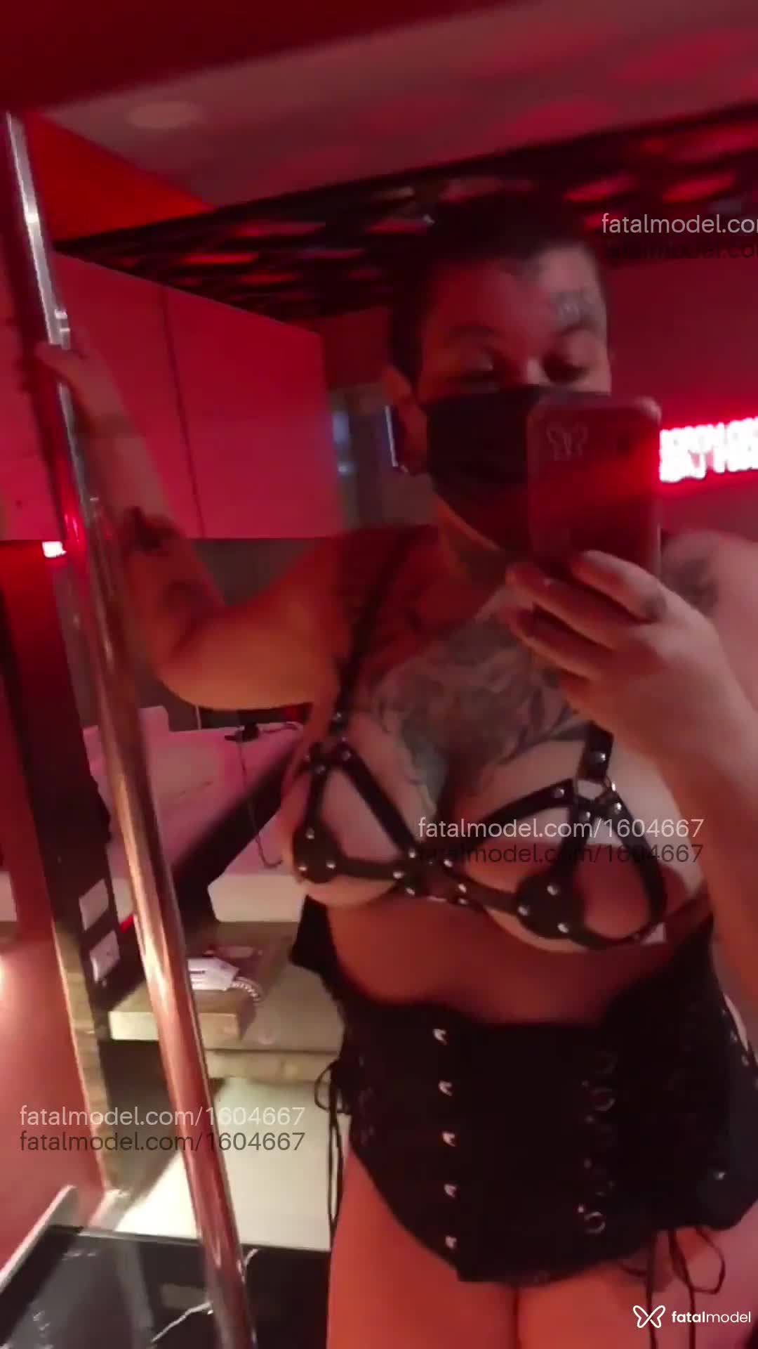 Acompanhante mulher com cabelo colorido de olhos mel em Aracaju - Maya Viking Domme