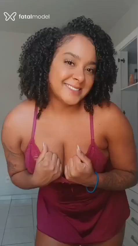 Acompanhante mulher morena (o) de olhos pretos - ÍSIS ALMEIDA